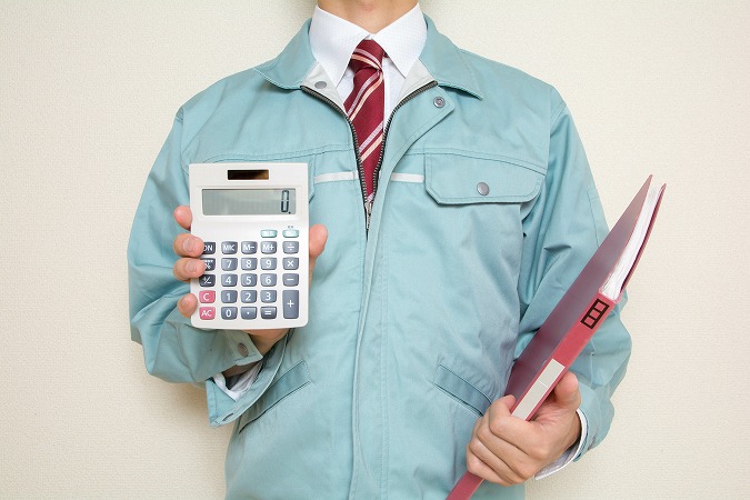 電卓を見せる人