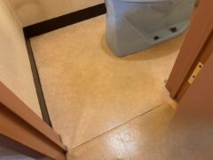 都内トイレ木工事・CFシート貼り工事