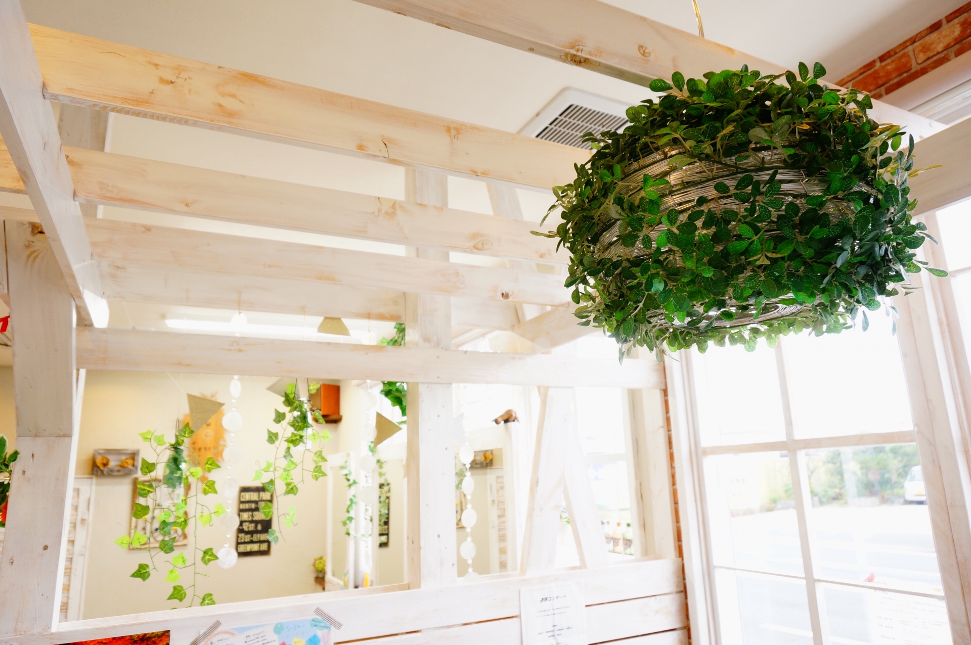 店舗で使うガラスデザインとは？空間を魅力的に見せる活用アイデアを解説